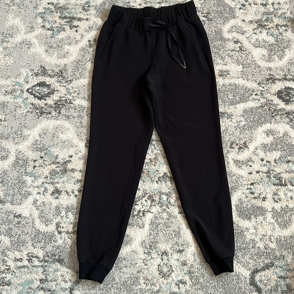 Lululemon On The Fly Jogger in Black